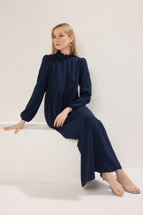 فستان منسوج ذو قصة واسعة وياقة واقفة باللون الأزرق الداكن TCTSS22EB00171