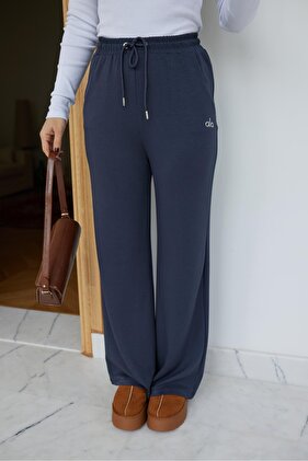 بنطال رياضي بخصر مطاطي مع تفاصيل نصية معدنية باللون الرمادي