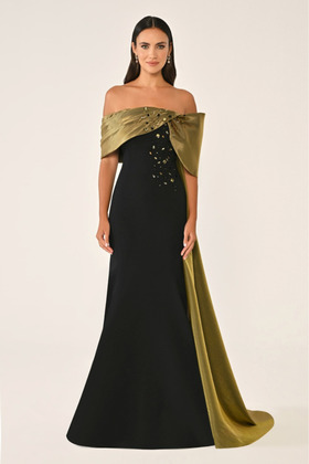 فستان سهرة نسائي أنيق على شكل سمكة مع تفاصيل الأورجانزا وشاح مطرز بالأحجار