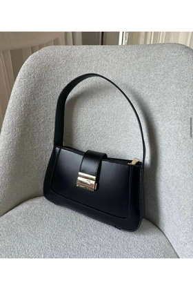 حقيبة باغيت بإبزيم أسود