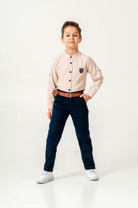 بدلة مكونة من بنطلون بحزام وقميص بأكمام طويلة وياقة دائرية للصبيان