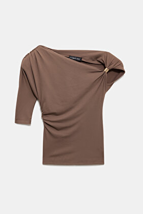 تيشيرت ملائم للجسم مع إكسسوارات معدنية