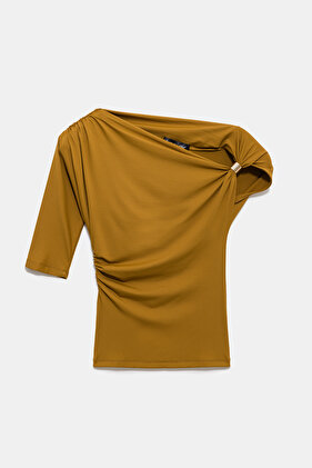 تيشيرت ملائم للجسم مع إكسسوارات معدنية