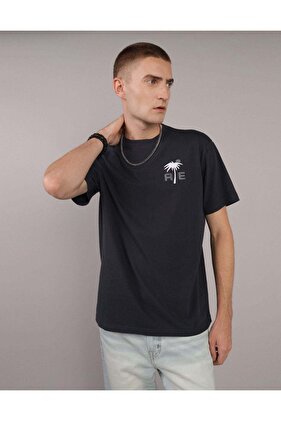 تي شيرت بشعار AE