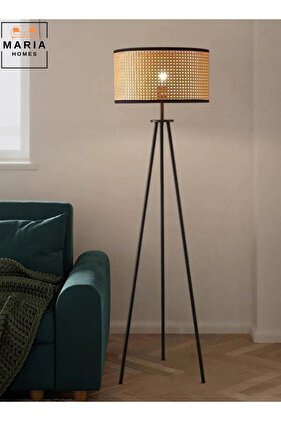مصباح أرضي ثلاثي القوائم عصري مع غطاء من الخيزران وإطار معدني أسود