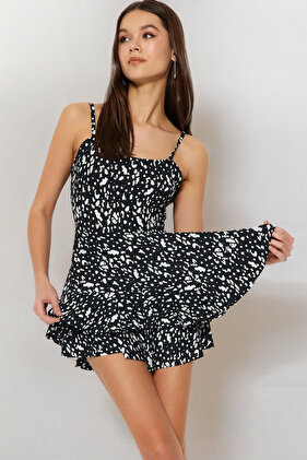 Schwarzer Mini-Strick-Jumpsuit mit Riemchenvolant und Shorts TWOSS23TU00044