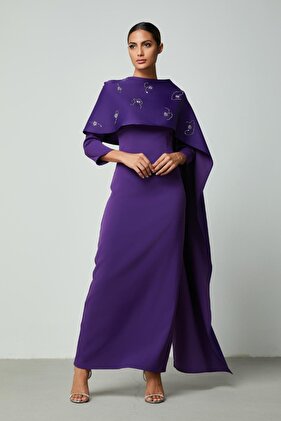 فستان مزين بالعباءة