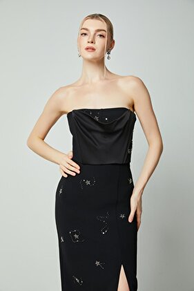 بلوزة مزينة بدون أكمام