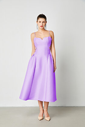 فستان بفتحة صدر على شكل قلب