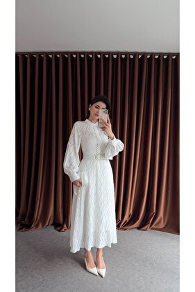 فستان مبطن باللون الأبيض مع حزام ذهبي