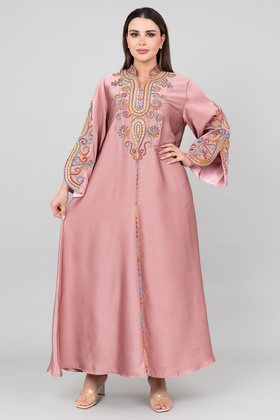 جلابية مطرزة بشكل عصري