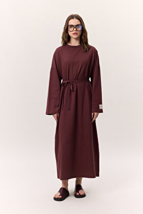 Czerwona sukienka oversize w kolorze claret