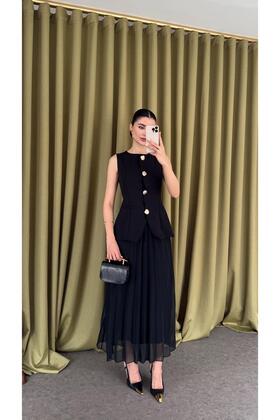 فستان أسود مع سترة بأزرار ذهبية