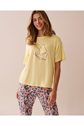 تي شيرت جيرسي ناعم بطبعة فراشات وأكتاف منسدلة