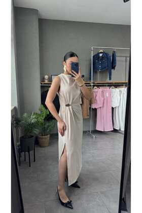 فستان طويل بفتحة مجمعة