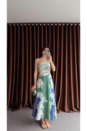 فستان أخضر مع تفاصيل مطرزة على الظهر