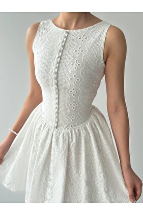 فستان صدفي قصير مميز بزر أبيض وظهر منخفض