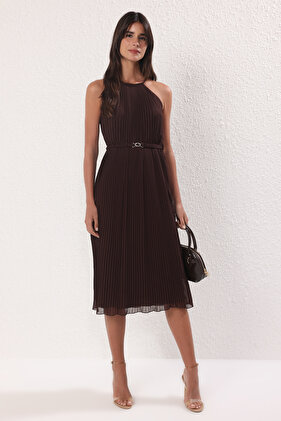 Braunes, plissiertes Chiffon-Flugflug-Web-Midikleid mit Gürtel TWOSS25EL00573
