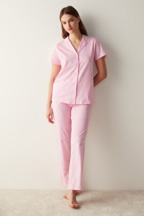 طقم بيجامة قميص وبنطلون على شكل زهور وردية