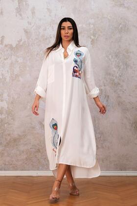 فستان قميص طويل باللون الأبيض مع صدر وتنورة مطرزة بأكمام طاووس وجيب