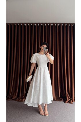 فستان أبيض صدفي مع تفاصيل خلفية