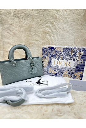 حقيبة ديور مميزة وأنيقة مع الإكسسوارات