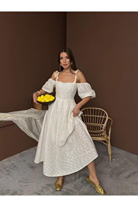 فستان بياقة مربعة وأكمام بالونية مطرز باللون البيج