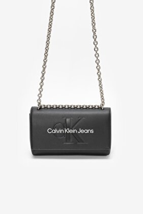 حقيبة كتف صغيرة للنساء من Sculpted Ew Flap Conv25 Mono