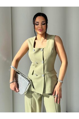 طقم سترة وبنطلون بياقة مربعة