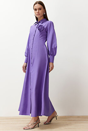 فستان قميص منسوج بأزرار مع تفاصيل زهور أرجوانية TCTSS24EB00029