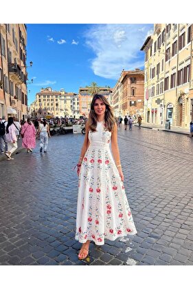 فستان نسائي من قماش الكتان والدانتيل المطرز بتفاصيل نيو رول من طراز زيمرمان