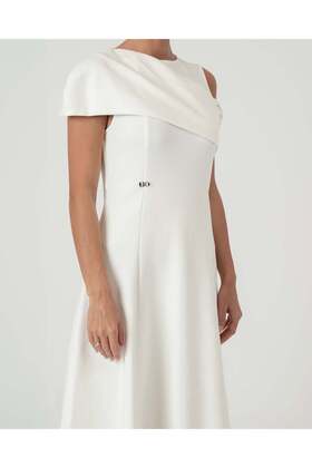 فستان أبيض كلاسيكي جديد