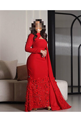 فستان احمر طويل مع ذيل مزين باللورد