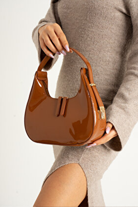 Kadın Rugan Deri Baget Cherry Bag  Fermuar Kapamalı Cherry Bag Özel Askı Detaylı Kol Çantası