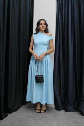 فستان أزرق غير متماثل