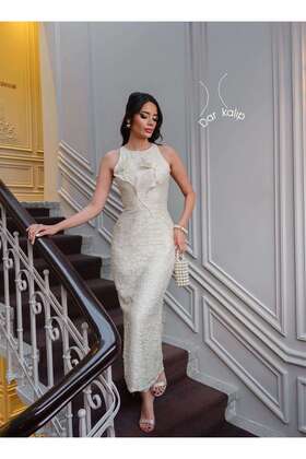 فستان متوسط ​​الطول مبطن ومزين بالزهور