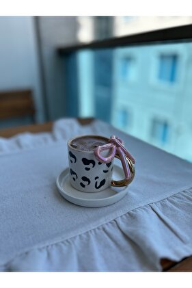 كوب سيراميك بفيونكة وردية اللون منقط باللون الذهبي