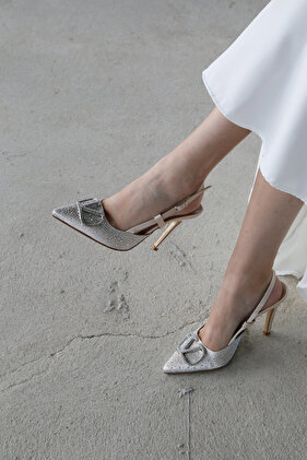 حذاء فيلدا بكعب مرصع بالأحجار باللون البيج