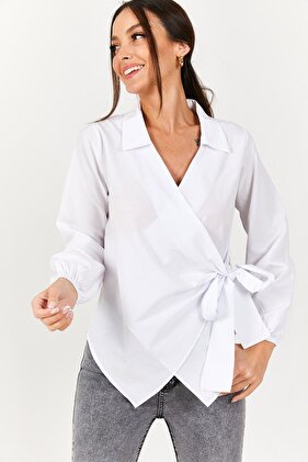 بلوزة نسائية ذات ياقة بيضاء مزدوجة الصدر ARM-22Y024025