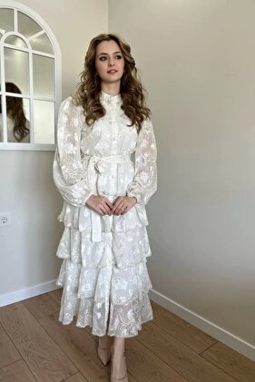 فستان بطبقات باللون البيج - مزين بالصمام وتفاصيل مخططة