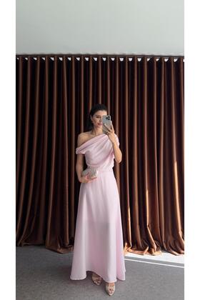 فستان وردي مكشوف الكتفين