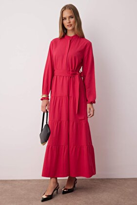 فستان منسوج بحزام وأزرار وطية صدر باللون الوردي الداكن TCTSS21EL3343