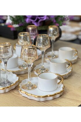 مجموعة من 6 فناجين قهوة من سلسلة Arges الخاصة مع طبق تقديم باللون الأبيض