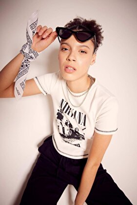 تي شيرت نيرفانا ذو ياقة دائرية وأكمام طويلة A8575AX23SM