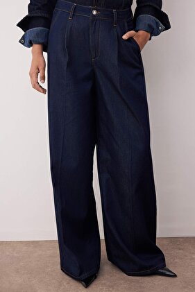 بنطال جينز ذو خصر عالٍ مطوي باللون الأزرق الداكن أرجل واسعة TWOAW26JE00008