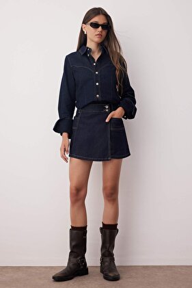 Dunkelblauer, zweireihiger Jeans-Shorts-Rock mit Taschendetail TWOAW26SR00021