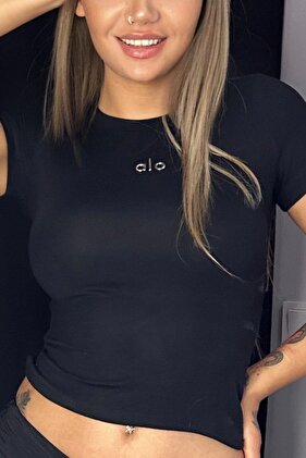 بلوزة نسائية أساسية ذات أكمام قصيرة وياقة دائرية وملمس ناعم