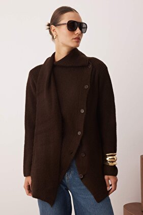 Brązowy sweter z szalikiem Selanik TCTAW26TH00002