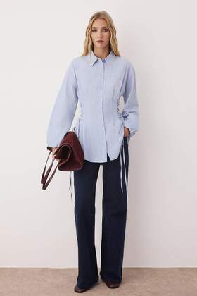 Blaues, gestreiftes Webhemd mit Taillenbanddetail TCTSS25TG00003