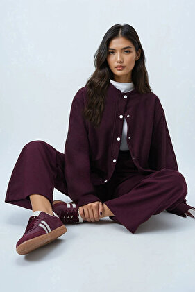 Burgundowa kurtka bomberka o miękkiej fakturze z podwójnymi kieszeniami i polarową wyściółką.